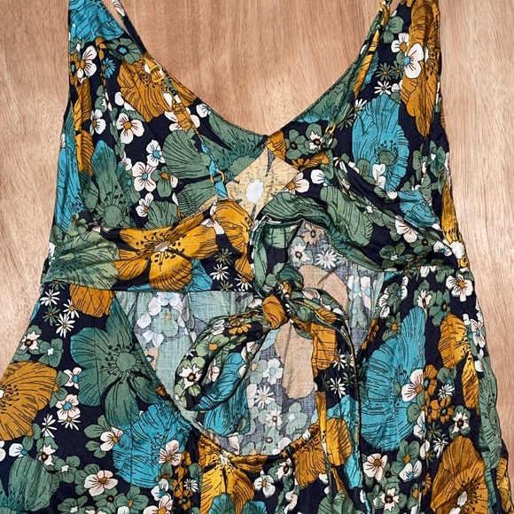 Volcom Women’s spaghetti strap, tie back silky top Sz M - Picture 5 of 5